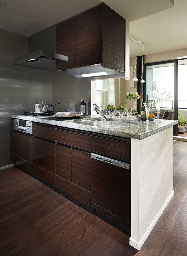 Kitchen.  [Sophisticated kitchen was determined also the beauty of the interior as] Face-to-face kitchen that can cook while enjoying a conversation with the family, Produce a sense of quality Ashirai granite to the top plate of the work top. Joinery, etc. incorporate the design of woodgrain, It was a beautiful kitchen in the form.  ※ Following all the indoor photograph is the one that was taken the B1 type (April 2013).