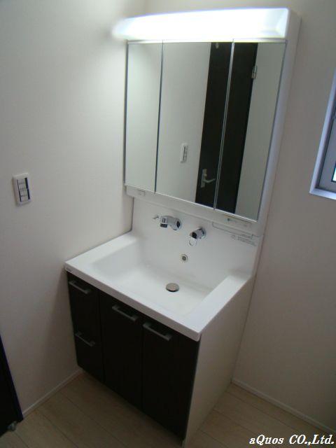 Wash basin, toilet. Indoor (11 May 2013) Shooting