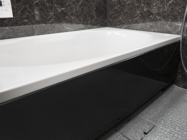 Bathing-wash room.  [Low-floor type unit bus] You set the height of the straddle of the tub to be lower and 450mm, You can also bathe in the easier you were children and elderly. Also installed bar grip in the bathtub side, It has extended safety.