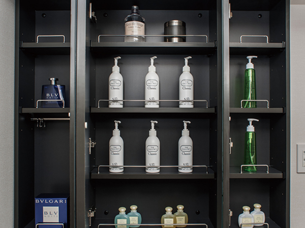 Bathing-wash room.  [Three-sided mirror cabinet] Vanity can be used as a convenient three-sided mirror to check the grooming, The back of the mirror is in the storage space of the cosmetics.