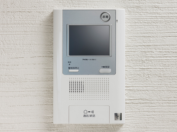 Security.  [Auto-lock with color monitor] The intercom in the dwelling unit, Set up a color monitor to project the image of the entrance of visitors. Shut out the malicious sales and suspicious person of intrusion. Since the hands-free is also useful in answering the interval of housework. (Same specifications)