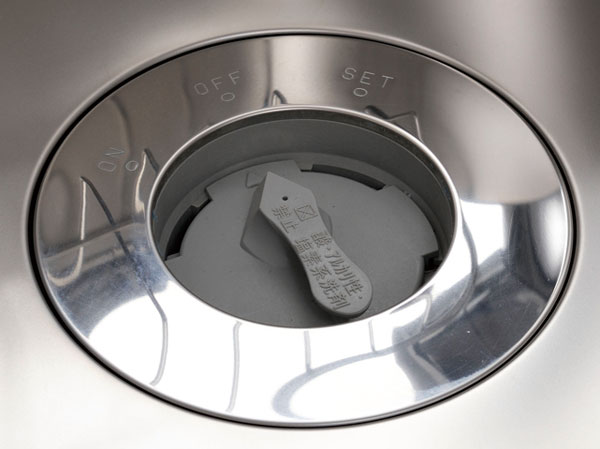 Kitchen.  [disposer] The cooking waste and leftover garbage such as, It was equipped with a disposer that can be processed quickly in the kitchen. Also garbage, Also less unpleasant smell in the kitchen for draining through a dedicated of the processing tank with water, Also it reduces the burden on the environment.  ※ Big bone ・ In particular, many plant fibers ・ Large shells, etc. can not be processed.