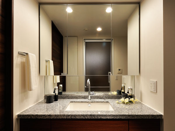 Bathing-wash room.  [Powder Room] Basin is a vanity full of cleanliness which adopted a granite top plate. Because it uses a large bowl, Happy to be, such as cleaning not only easy to use. You can start a comfortable day.
