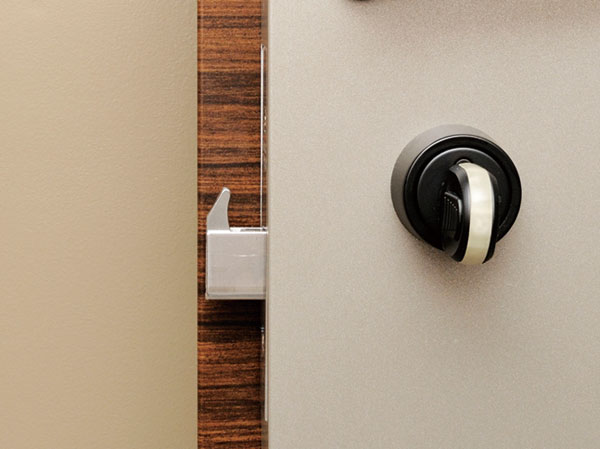 Security.  [Sickle-type dead bolt & crime prevention thumb] Since the dead bolt is in sickle shape, There is a high security performance against violence vandalism, such as the bar attack. Also, It had an anti-thumb turning performance, Offers superior thumb to ease-of-use and crime prevention. (Same specifications)