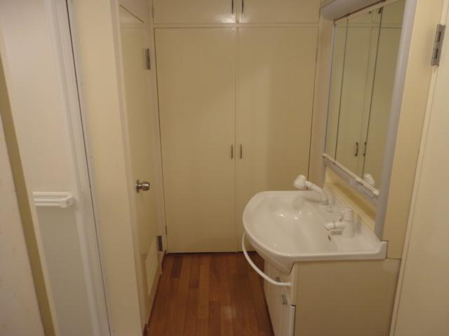 Wash basin, toilet