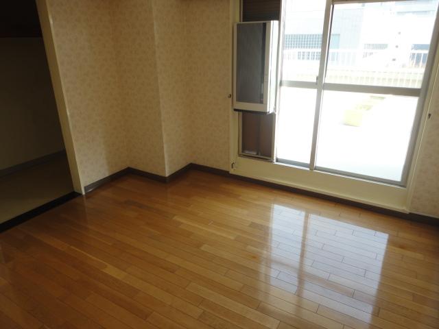 Non-living room. Good per sun