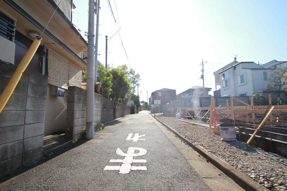 Local photos, including front road. Facing south 4M public roads, Good per yang.