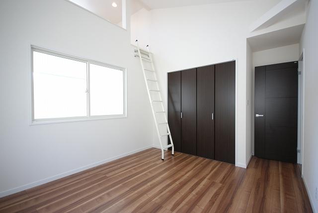 Same specifications photos (Other introspection). And there is a two-sided balcony in all three buildings both, Also there is a balcony on the Western-style. (Enforcement example)