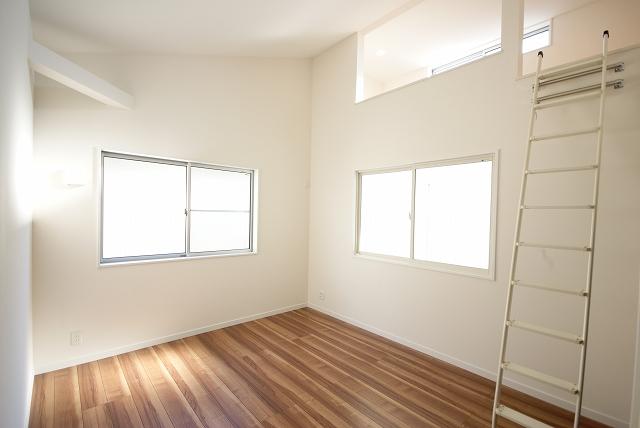 Same specifications photos (Other introspection). In the south side lighting is good per yang. (Enforcement example)