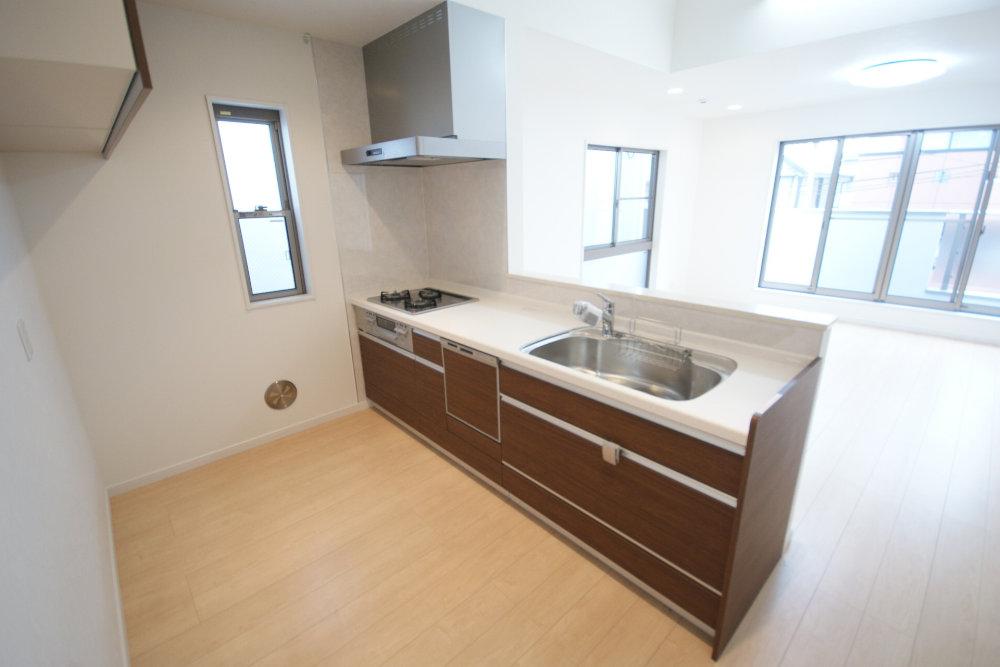 Same specifications photo (kitchen). It will be the enforcement example of kitchen. I am happy to be able to dishes while watching the situation of children.