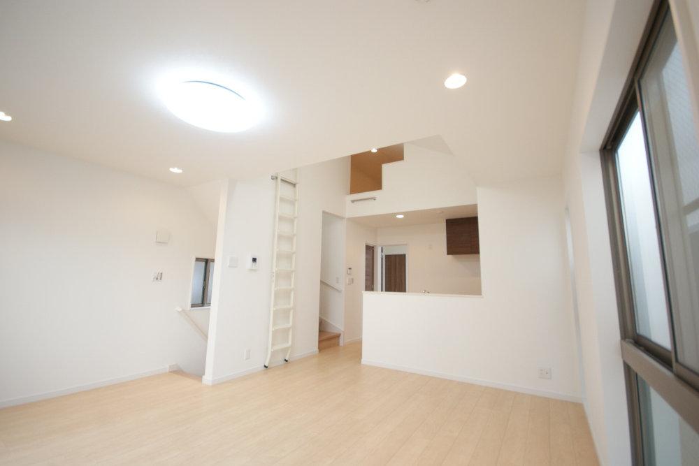 Same specifications photos (living). Also face-to-face kitchen seen the state of the child while cooking. (Enforcement example)