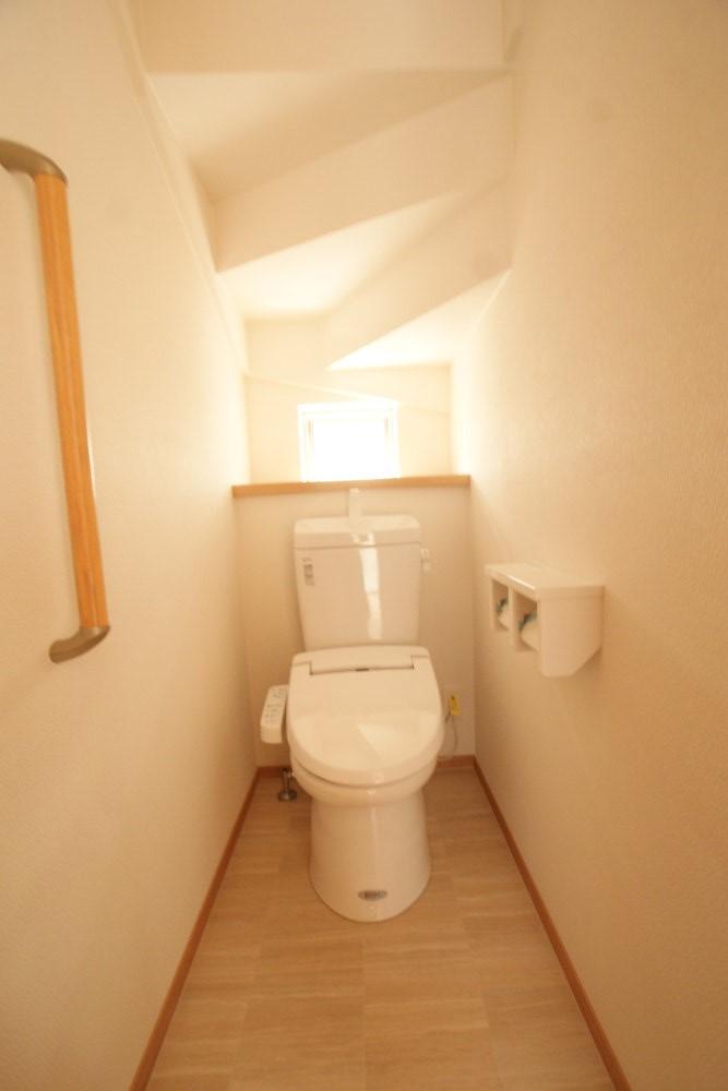 Same specifications photos (Other introspection). Toilet is with a bidet (construction cases)