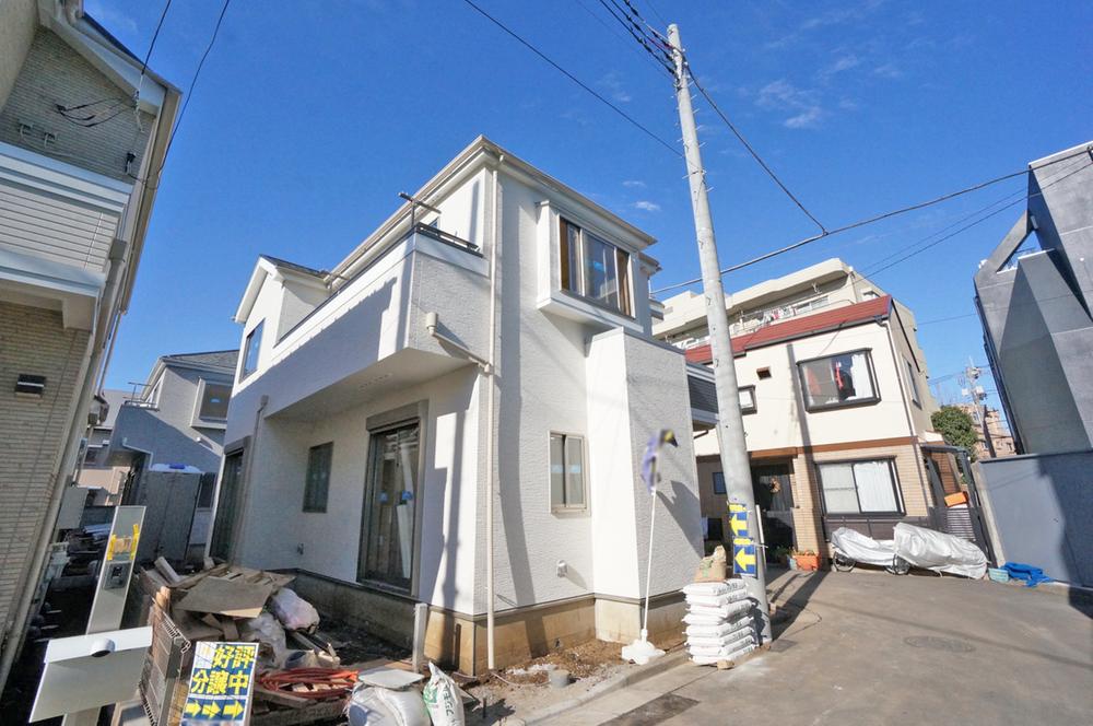 Local appearance photo. Can you preparing a meal while watching the family of the smile from the counter kitchen