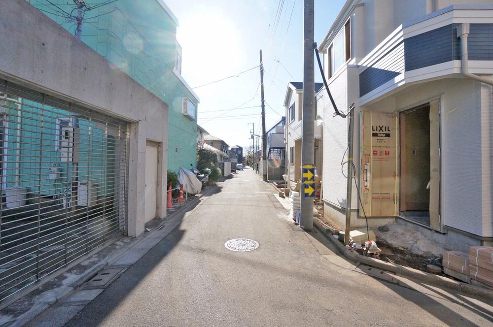 Local photos, including front road. The entire surface of the road and refreshing. 