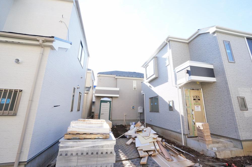 Local appearance photo. Beautiful subdivision in which the white tones