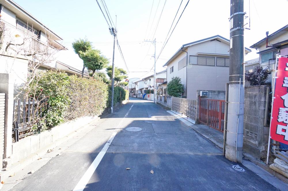 Local photos, including front road. Small front road of traffic