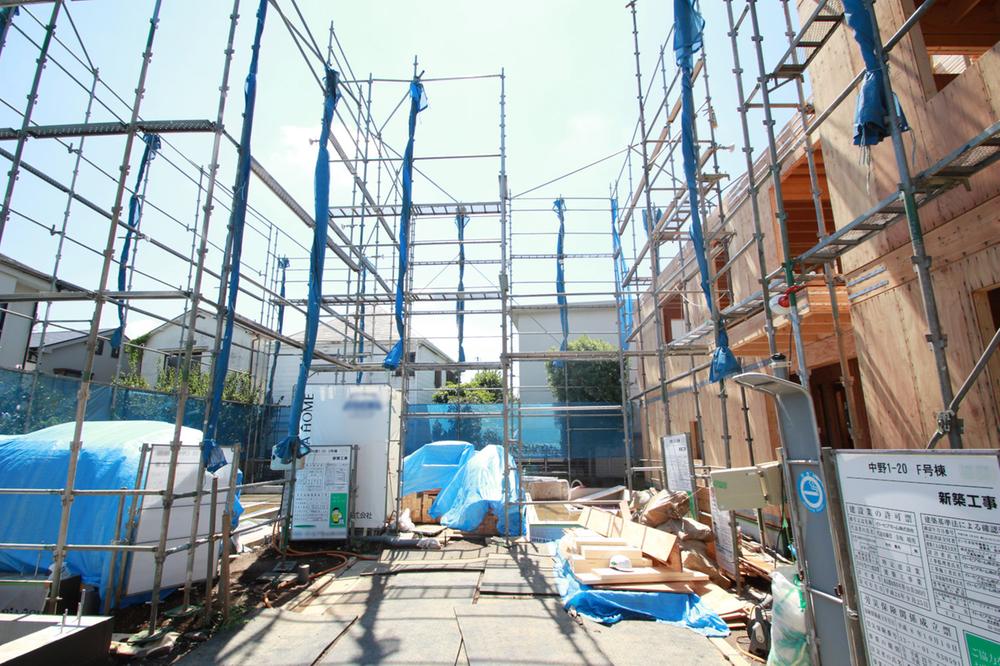 Local photos, including front road. All building of completion can not wait to face the development road