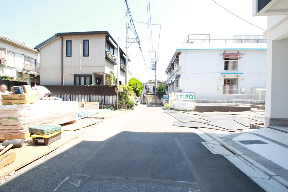 Local photos, including front road. It is safe in small children because the car as a small