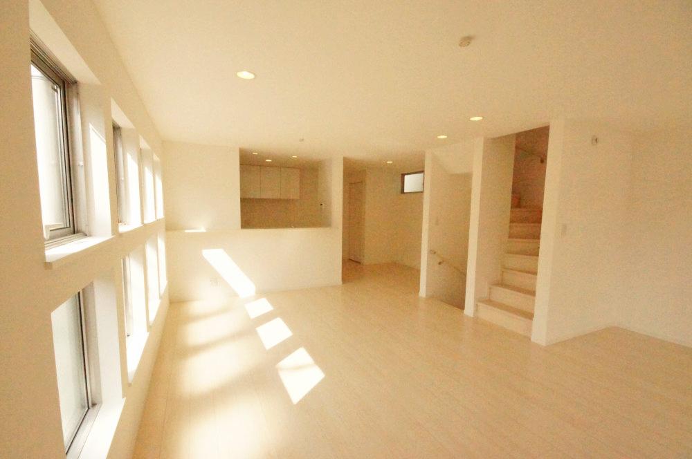 Same specifications photos (living). Open-minded large opening of the window (construction cases)