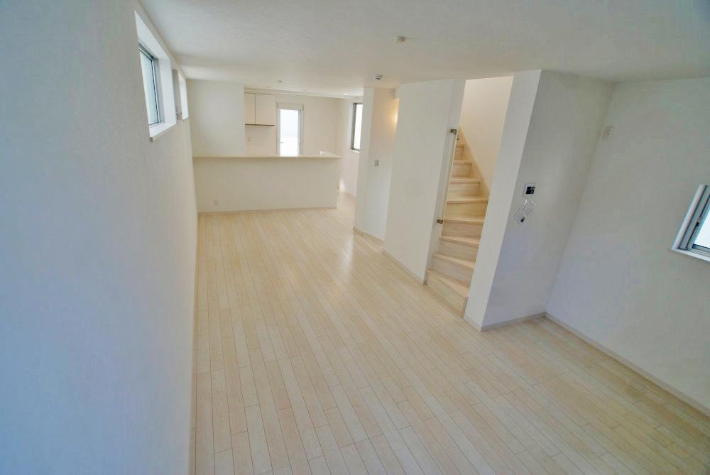 Same specifications photos (living). Spacious clean the space of living (construction cases)