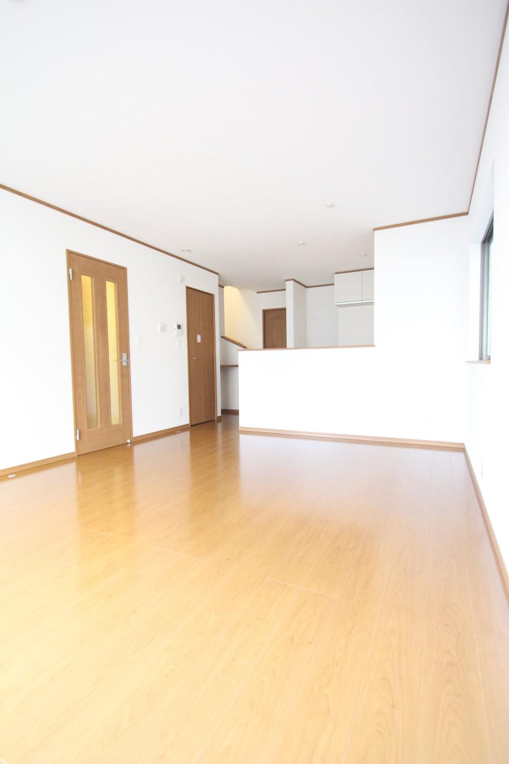 Living. Bright living room facing south will foster family gatherings and smile