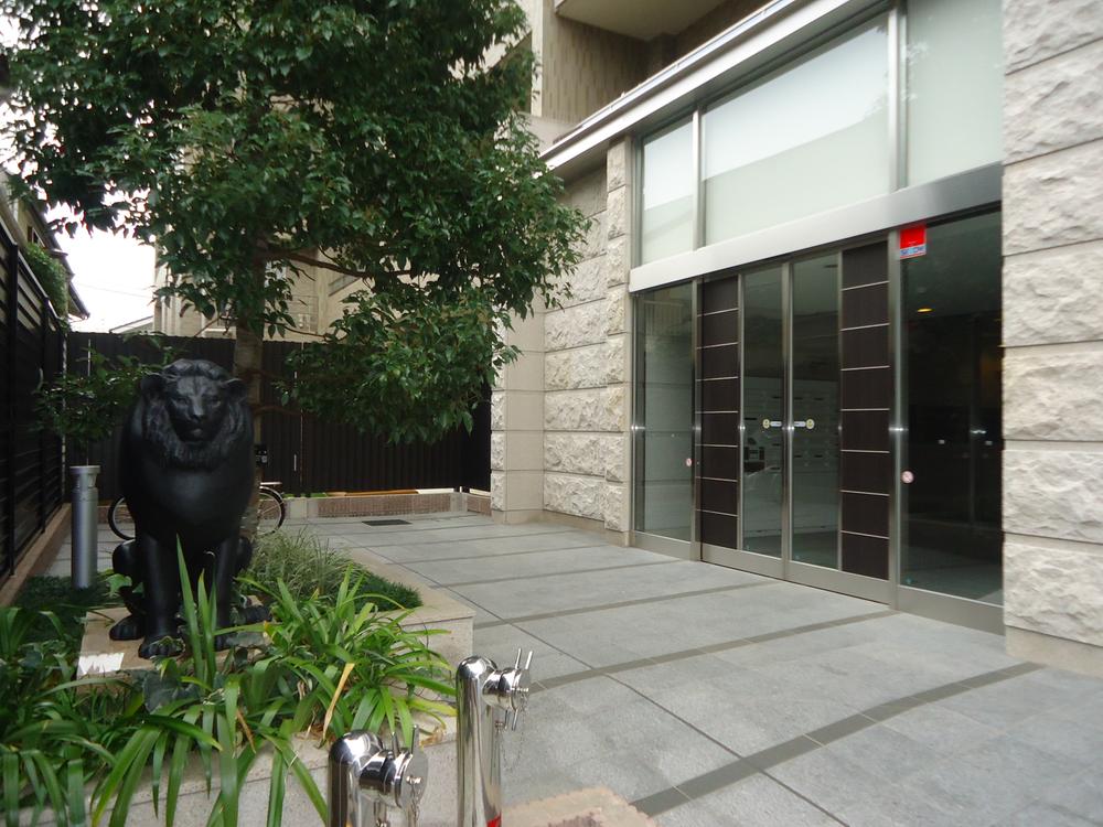 Entrance. Common areas