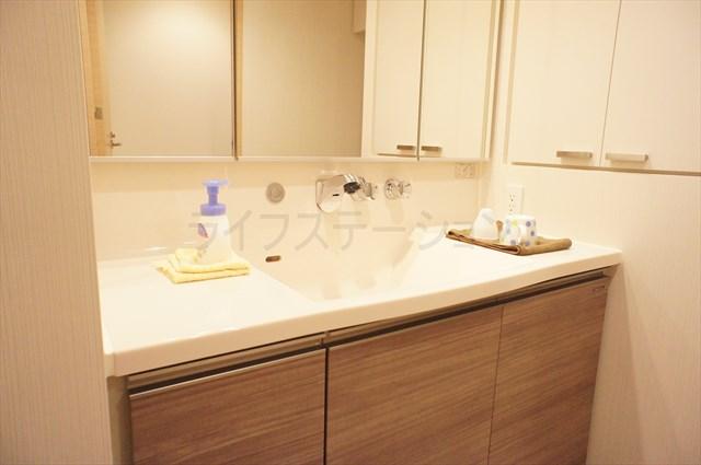 Wash basin, toilet. Indoor (December 12, 2013) Shooting