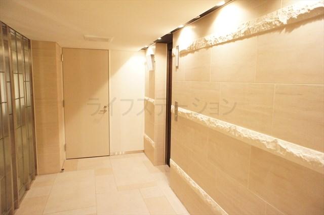 lobby. (December 12, 2013) Shooting