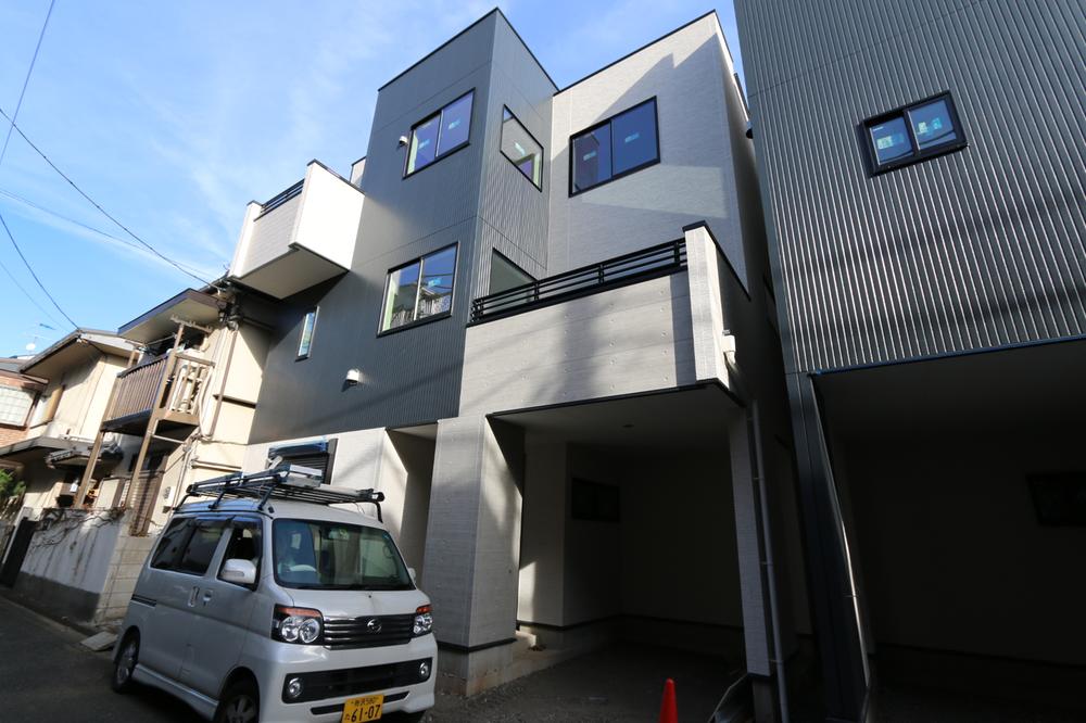 Local appearance photo. Local (12 May 2013) Shooting