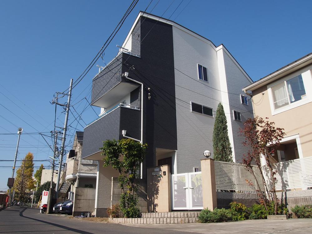 Local photos, including front road. Local (12 May 2013) Shooting