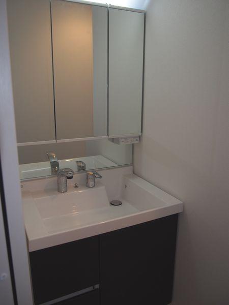 Wash basin, toilet. Indoor (12 May 2013) Shooting