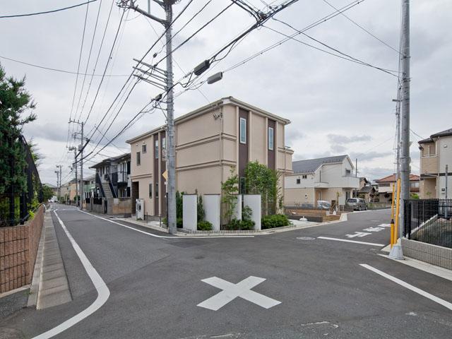 Local photos, including front road. Front road is also widely, Effortlessly car out.