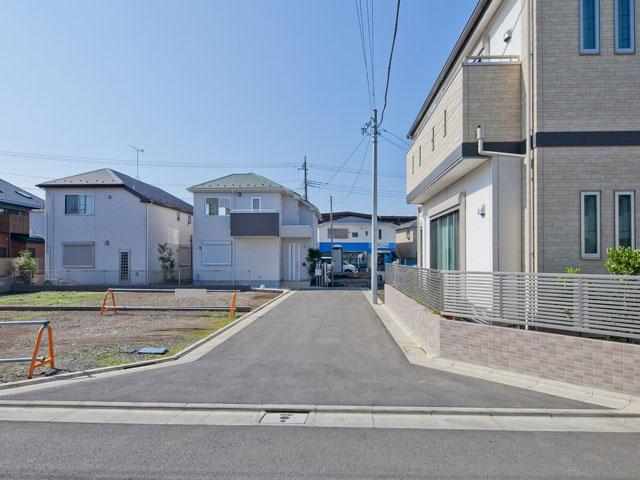 Local photos, including front road. Little development sale of the car street, Children is also safe.