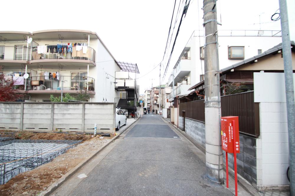 Local photos, including front road. Traffic volume is also less pedestrian traffic is also less calm road.