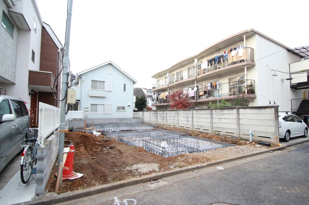 Local appearance photo. Road also widely, Pretty! And bright subdivision. Since the space between the adjacent land are also provided enough, There is a sense of openness to penetrate.