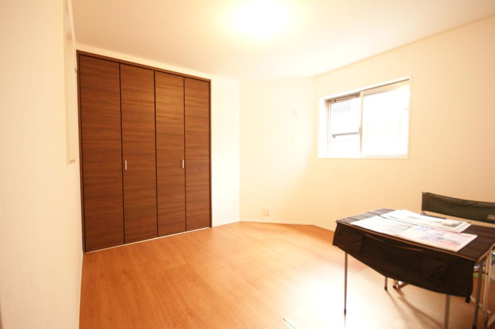 Same specifications photos (Other introspection). Plenty of storage capacity. Is a room with a practicality. And It is bright and feeling doctor. (Example of construction)