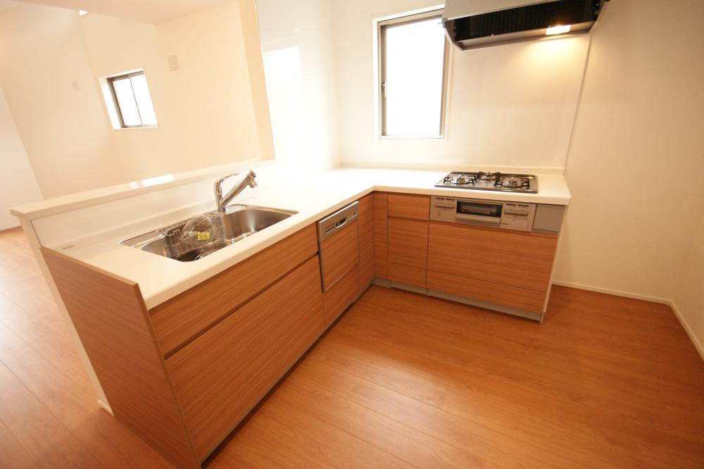 Same specifications photo (kitchen). Wife is also easy-to-use L-shaped face-to-face kitchen of exultant. Glad to wife faucet integrated washing machine. It is safe and clean at any time. (Example of construction)