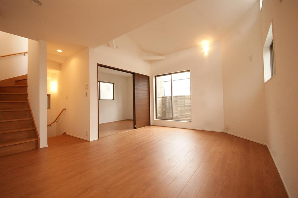 Same specifications photos (living). Spacious living room of easy-to-use form. Living-in stairs will produce a refreshing sense of. (Example of construction)