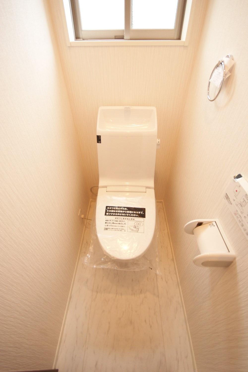 Same specifications photos (Other introspection). It is a free space that can be the one of the time cherish. And sunlight coming through a small window will us to a more refreshing feeling. Clean! (Example of construction)