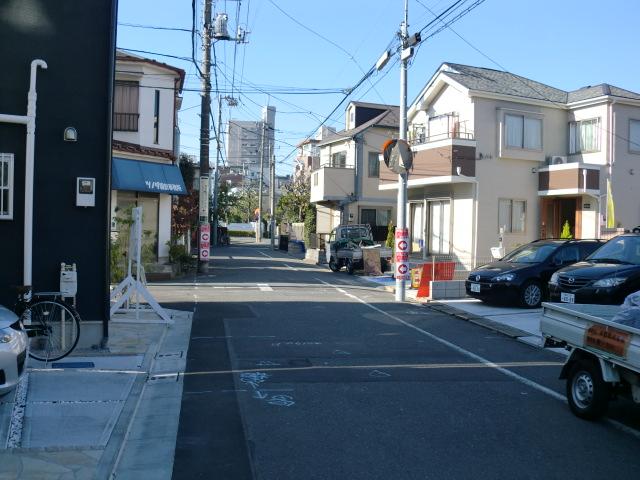 Local photos, including front road. Local streets