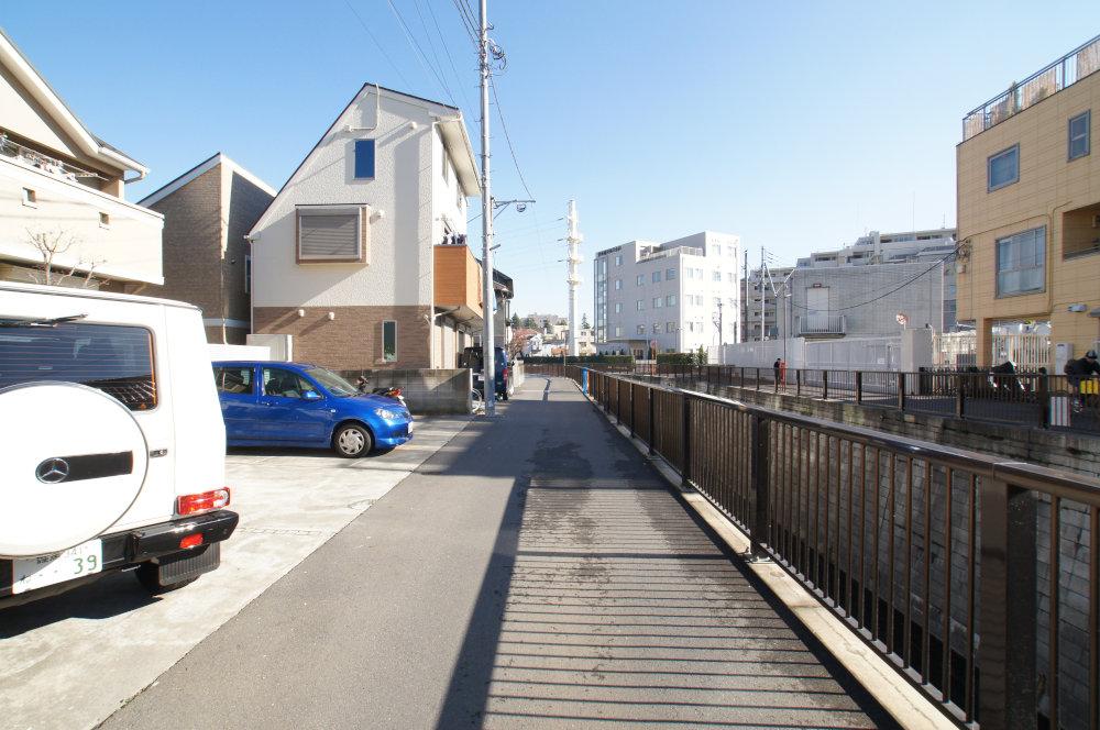 Local photos, including front road. Front road traffic also less, Small children is also safe.