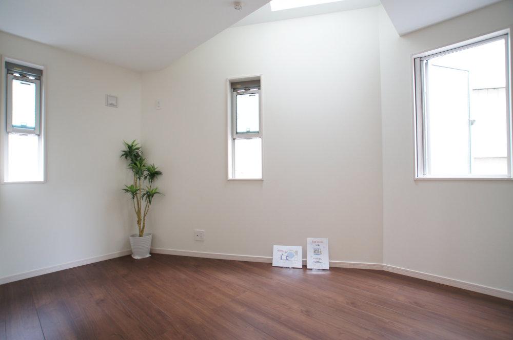 Non-living room. It will be on the third floor of the living room of the photo.