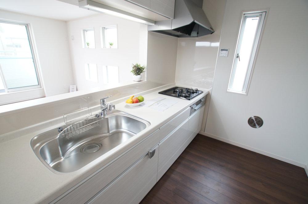 Kitchen. It is an artificial marble counter system Kitchen. Smile of your family will float waiting for a meal in the living room.