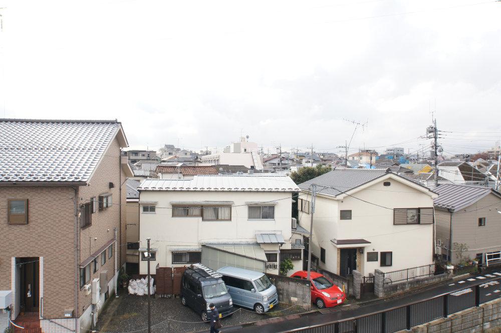 View photos from the dwelling unit. Is the view from the balcony. Because the south road per day is good.