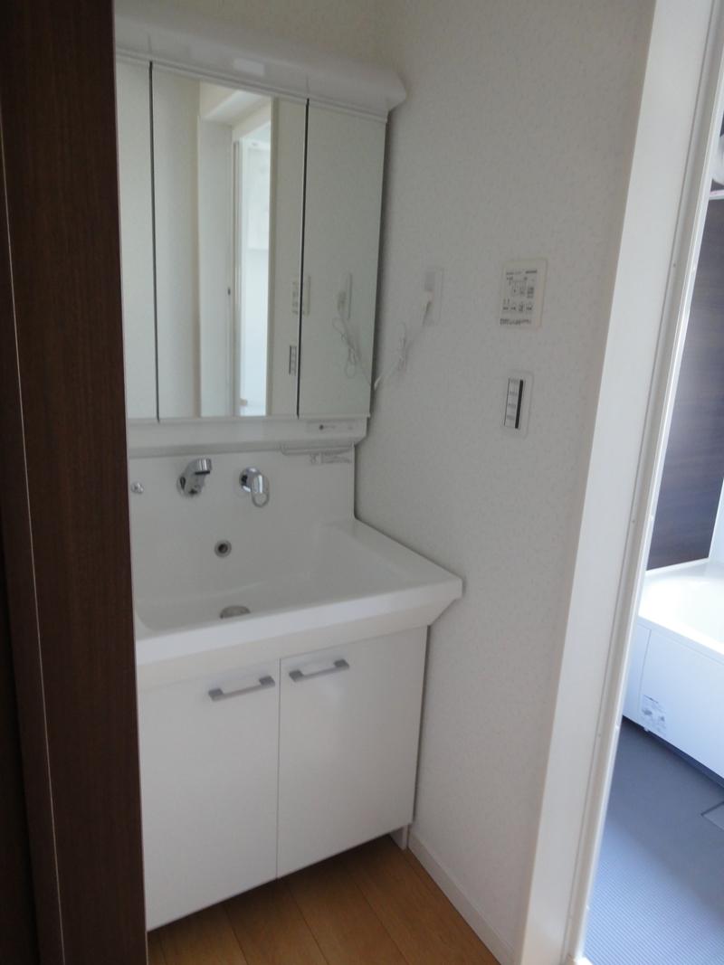 Wash basin, toilet. (December 2013) Shooting