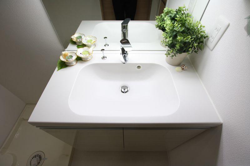 Wash basin, toilet. Stylish wash basin