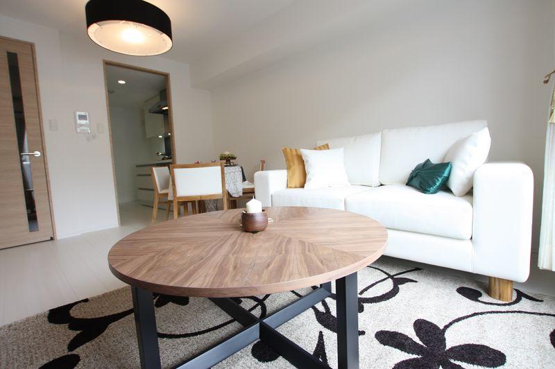 Living. Wall construction is small ledge to the interior.