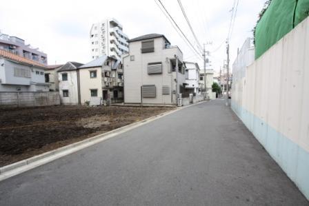 Local photos, including front road. Road is also widely clean! 