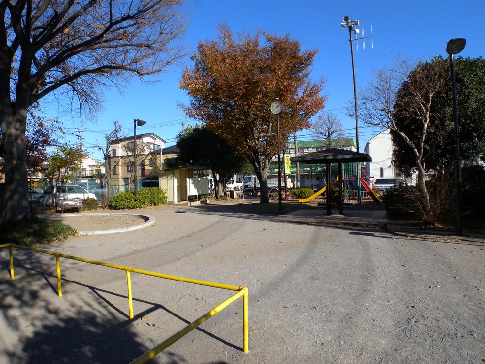 park. 5m to dichroic park