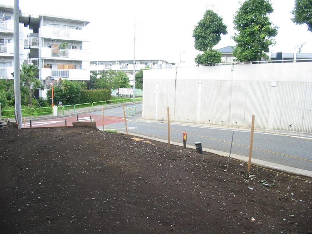 Local land photo. At the local. Is a corner lot. Facing the public road of 8m and 5m. It is refreshing Lot. View to the northeast direction is characterized by. 